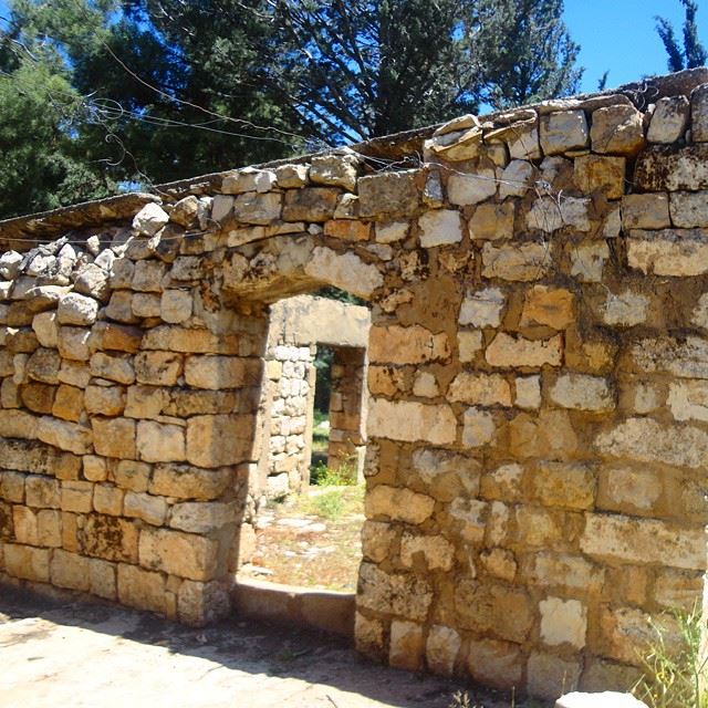 oldstonewallsheritage abandonnedplace historicplaces historiquearchitecture lebanonhouses loves_doorsandco (Anjar)