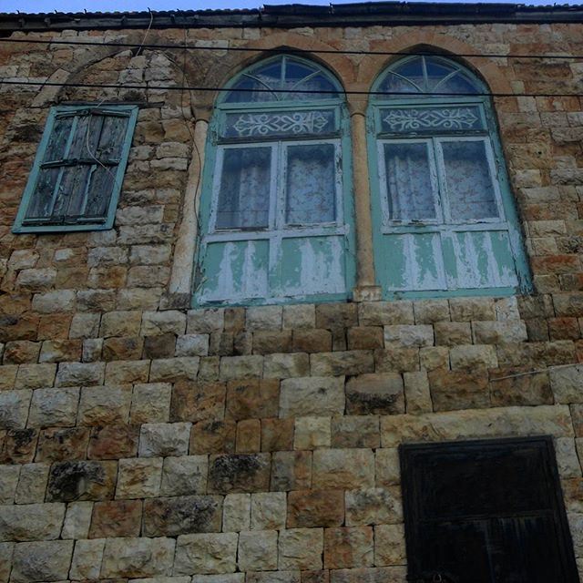 oldstucture oldlebanonhouses oldlebanesearchitecture livelovehardine beautifulvillage oldstonehouses oldarchitecture oldwindows (Hardine, Lebanon)