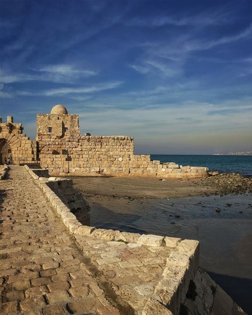 On the edge, wont help to pretend, even castles crumble, and empires... (Saïda, Al Janub, Lebanon)