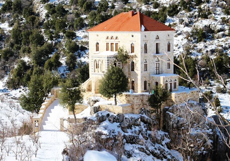 On the rocks! house  oldhouses  lebanesevillages  lebanesehouses ... (Tannurin At Tahta, Liban-Nord, Lebanon)