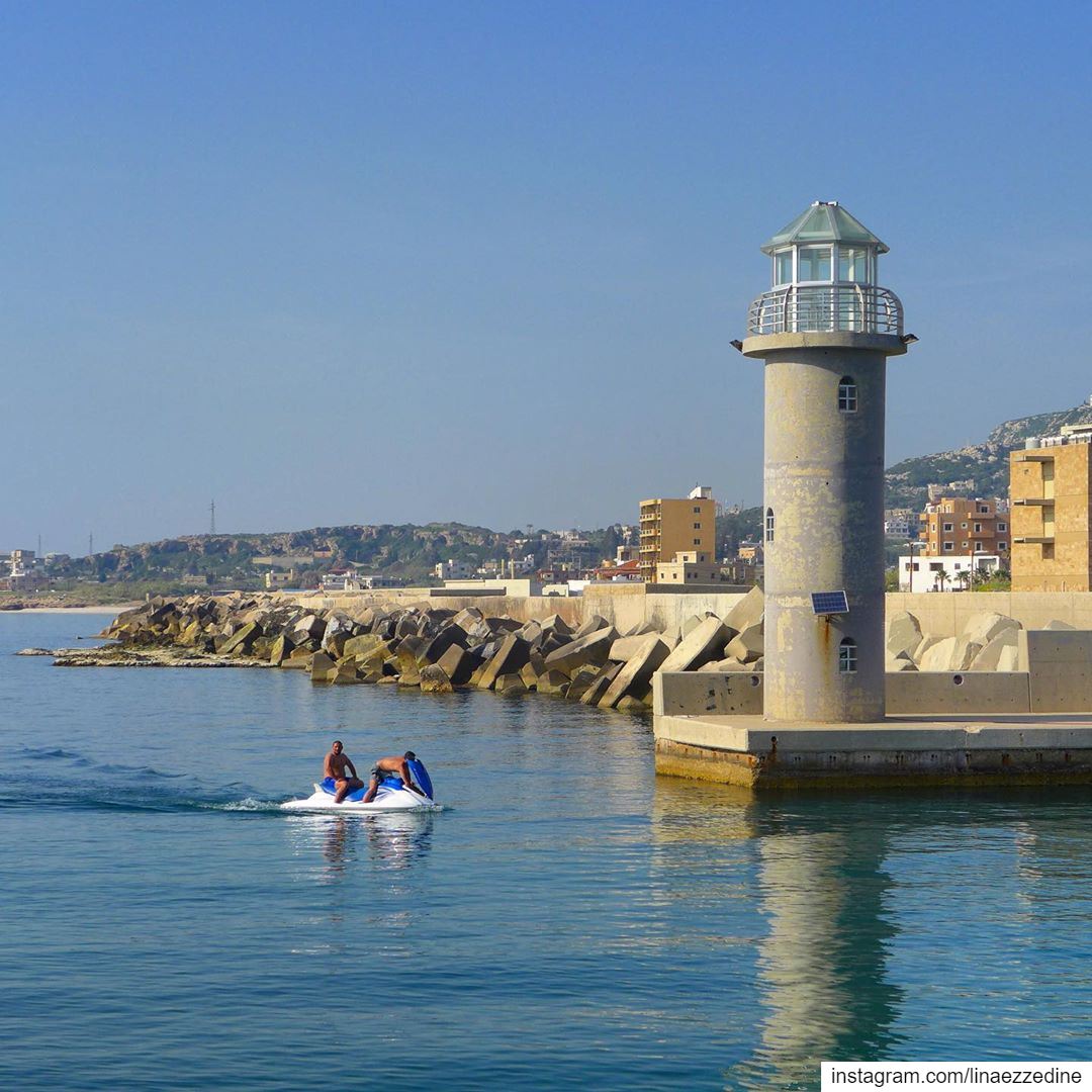 Once the lighthouse is seen, the rest of the sea is ignored (T.G.)..@leb (Batroûn)