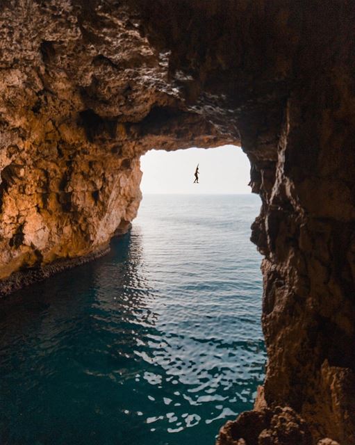 One inch from flying  behlokbalance  slacklife📷: @michelfakhoury (Lebanon)