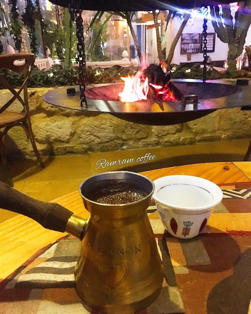 one of  cosy night in december ☕️🔥... hellowinter  wintervibes ... (Cafe Em Nazih)