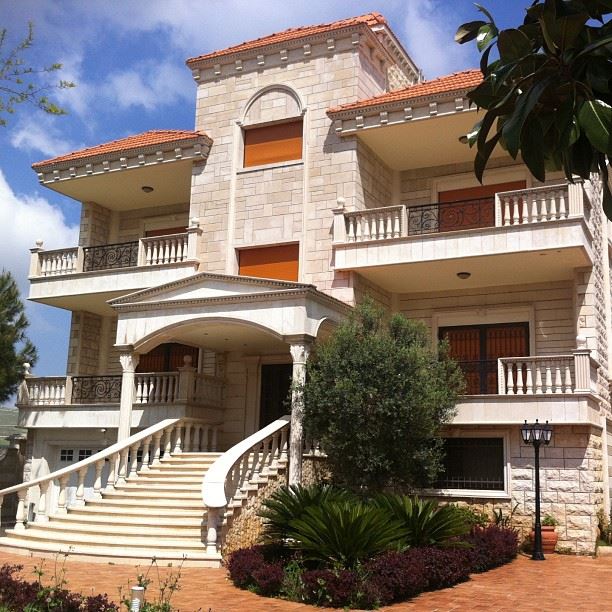 One of my favorite houses in yaroun! Especially the boat🙊 @rysaab
