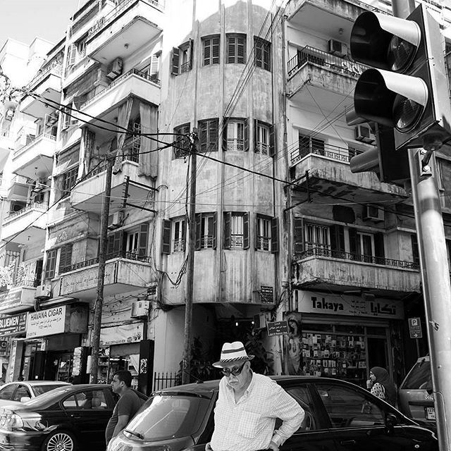 One of the most common thing to do: waiting for a driver to pick you up on the street. 🚦🚥 (Hamra, Beyrouth, Lebanon)