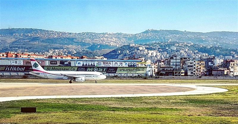 Opportunistic  advertising  departure  windowseat  mea  middleeastairlines... (Beirut–Rafic Hariri International Airport)