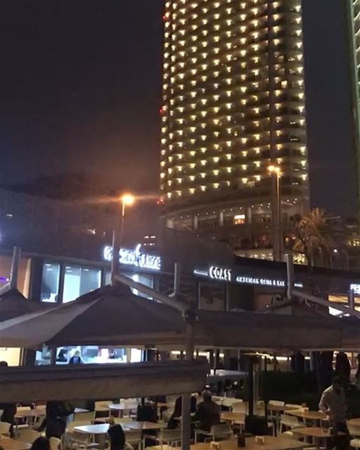 Os dois vídeos acima mostram a noite mágica de Beirute a partir da animada... (Zaitunay Bay)