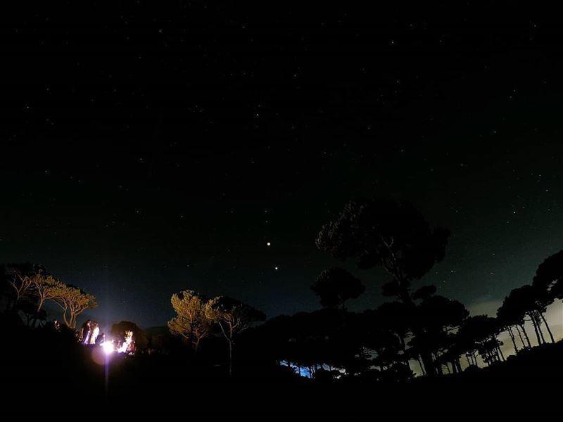 Our sky tonight.. Full of stars and a  RedMoon  Falougha ... (Falougha, Mont-Liban, Lebanon)