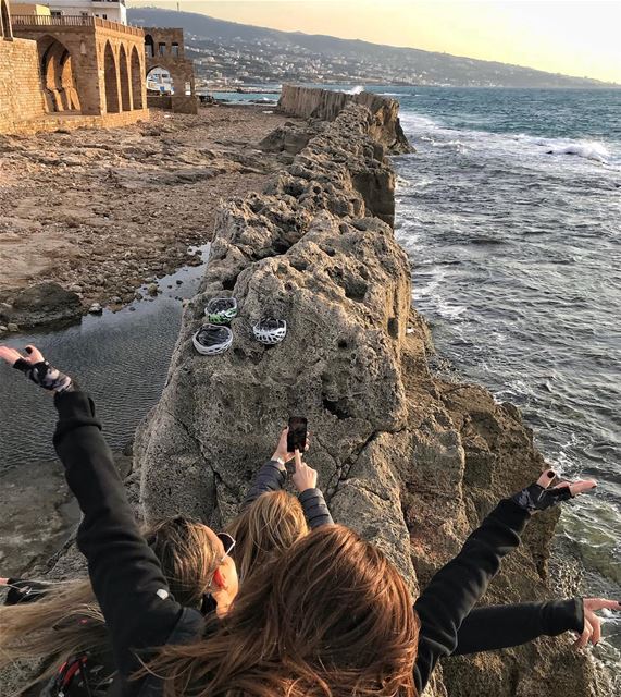 Our style of Monday’s touring Batroun with wonderful & fun people 🚴🍻@tan (Phoenician Wall)