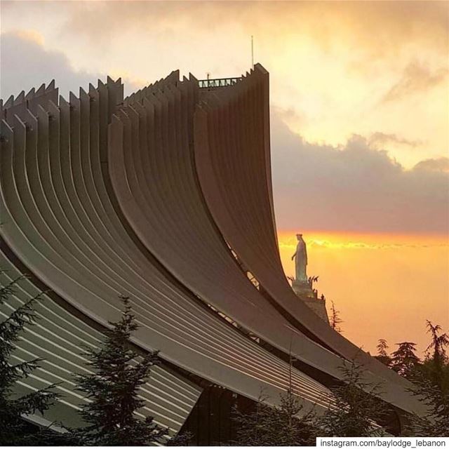 💛  OurLadyOfLebanon  BeautifulSunsets  BeautifulLebanon  Repost @insta_leb (Harîssa, Mont-Liban, Lebanon)