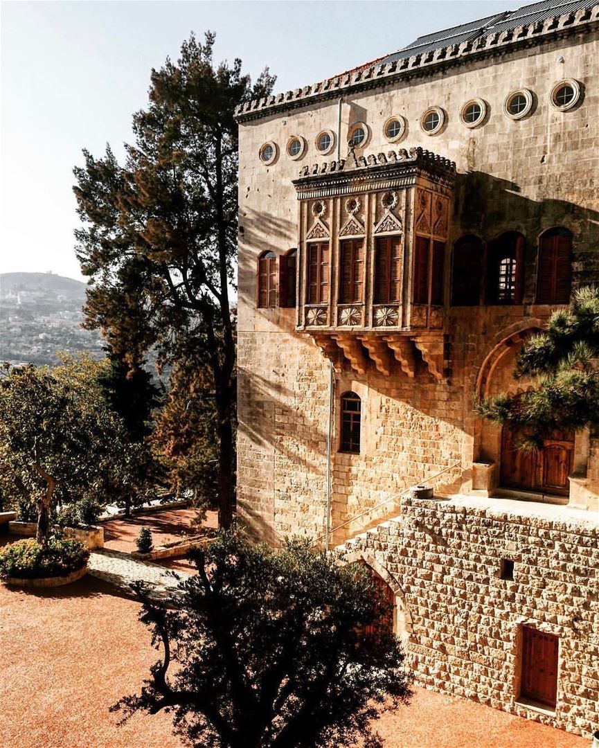 Palácio Moukhtara fotografado por @hammoudmarian A cidade de Moukhtara é... (El-Mukhtarah, Mont-Liban, Lebanon)
