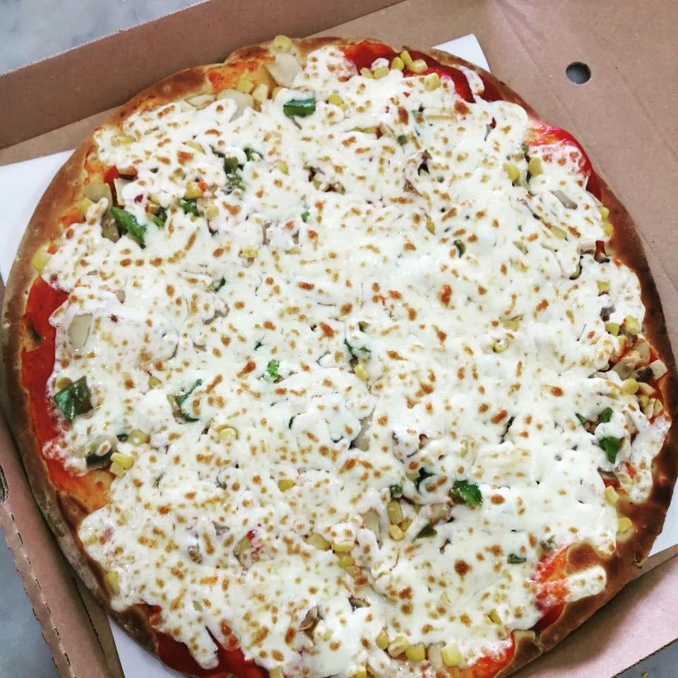 Pamper yourself with our veggie pizza...📍@rashetsomsom🍕🍕🍕••••... (Rashet somsom - رشة سمسم)