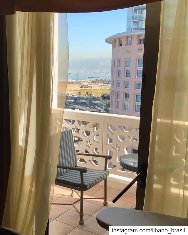 🇱🇧🇧🇷 Panorama de Beirute desde um quarto do icônico hotel Phoenicia.⠀⠀ (Phoenicia Hotel Beirut)