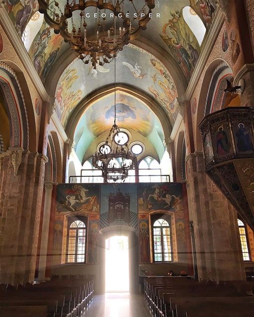 Para abençoar a semana, compartilho esta foto espetacular tirada pelo @geor (Saint George Greek Orthodox Cathedral)