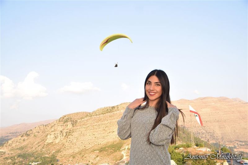  paragliding  sunnyday  mountains  lebanon  flag   ehdensky  ehden @sophia_ (Ehden, Lebanon)