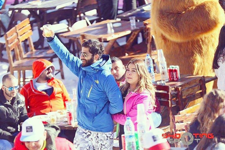  party  grizzly  mountains  table  friends  happy  fun  drinks  auguri ... (Laklouk Spirit)