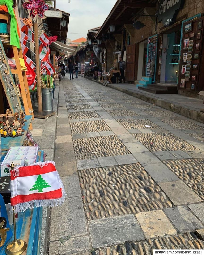 🇱🇧🇧🇷 Passeio matinal pelas ruas antigas do souk de Byblos pelas lentes... (Byblos, Lebanon)