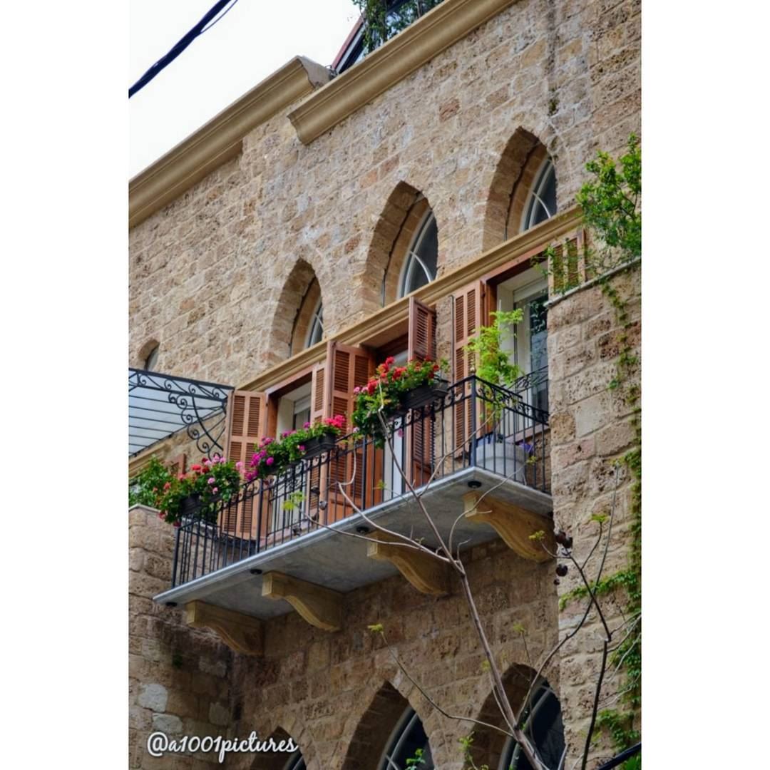 Passing by a beautiful Lebanese traditional architecture !... photo ... (Lebanon)