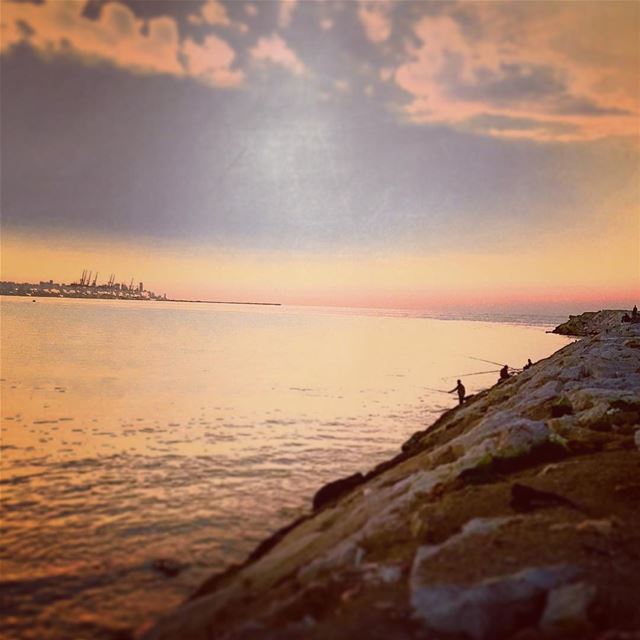 Pêcheurs au soleil couchant face à Beyrouth. Fishermen at dawn.  dawn ...