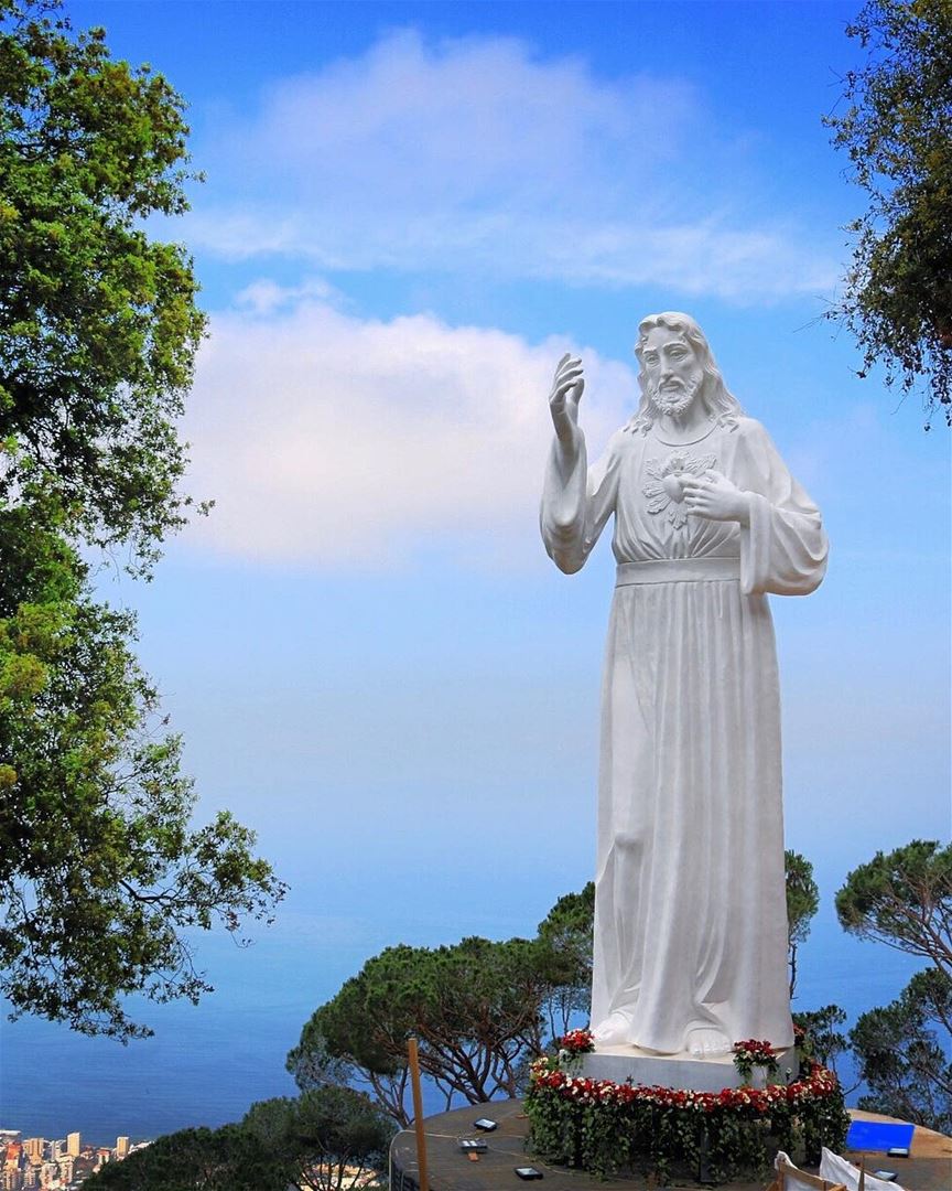 🇱🇧 Pedimos a benção e a proteção de Cristo a todos com essa foto da estát (Ghosta, Mont-Liban, Lebanon)