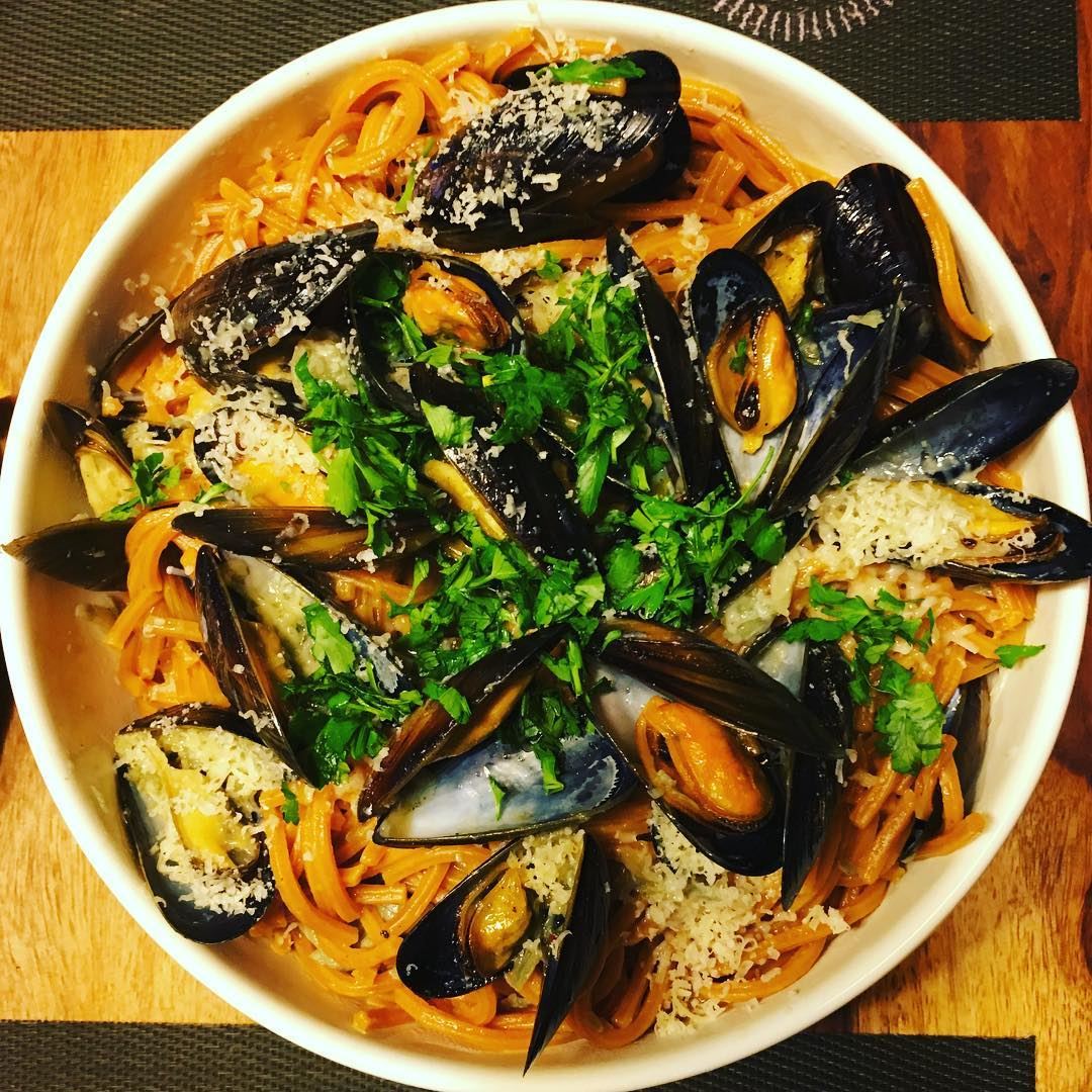 Pepperoncino 🌶 pasta and mussels in chili/garlic/butter/wine sauce!....