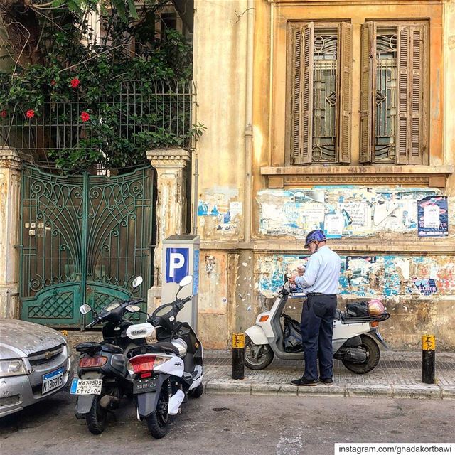 père pendiculaire  معورض ....  oldbuilding  street  parking  delivery ...