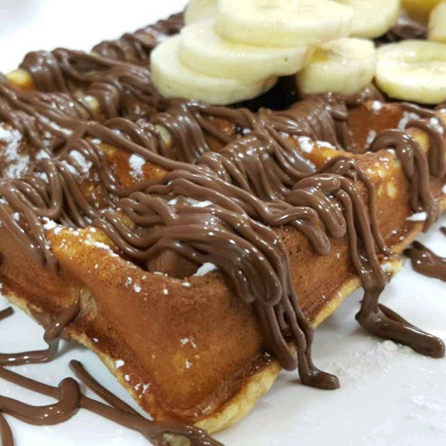 Perfect desiccion now!!!! Wafer with Extra Chocolate and Banana on top @jessyjuice1991  (Jessy Juice)