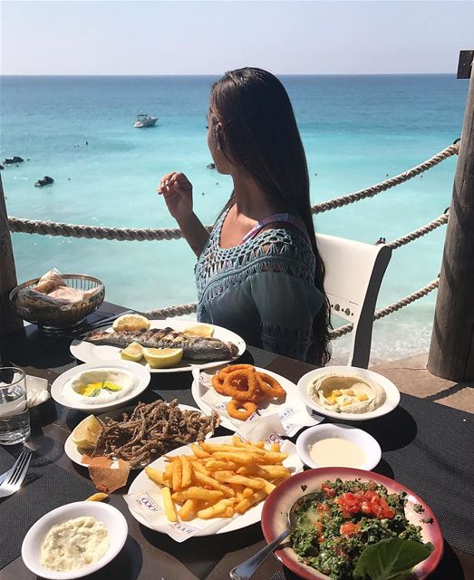 Perfect lunch spot 🌊🐟🍟  lunchwithaview ........ arabianqueen ... (Batroûn)