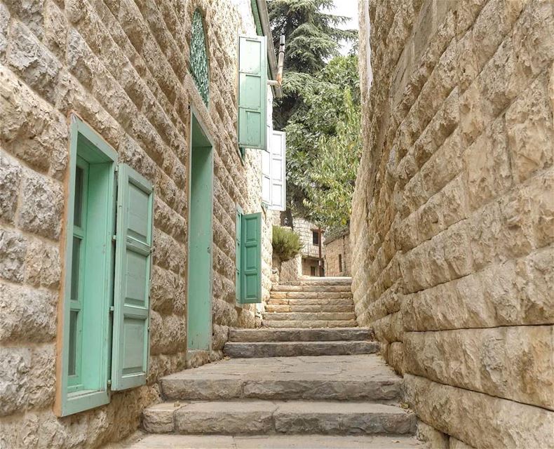 Perfection.  LebaneseArchitecture  Colorful  Vintage  Lebanon  🇱🇧 (Chouf)