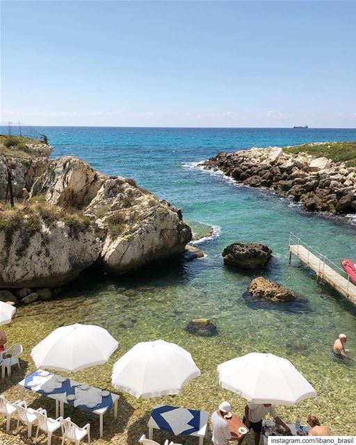 🇱🇧 Pés na água, frutos do mar, comida típica libanesa e vinho local.... (Batroûn)