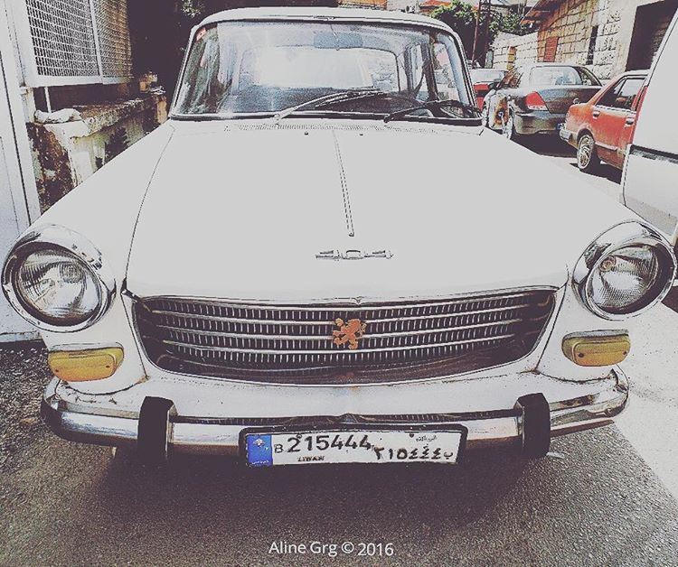 Peugeot 404 🚘 oldcar  peugeot  car  peugeot404  whitecar  classiccars ... (Rashaya Al Wadi)