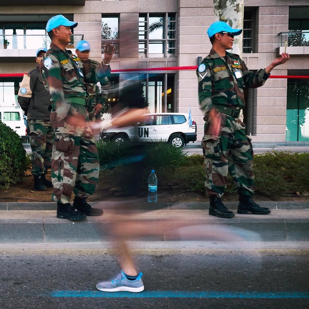  phantom of the Marathon.  UN  Soldiers  cheering runners in general but...