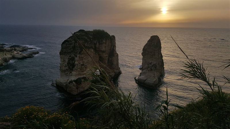  picaboo  sunrays  sunset  lebanesesunset  raouche  peagonrock  sea ...