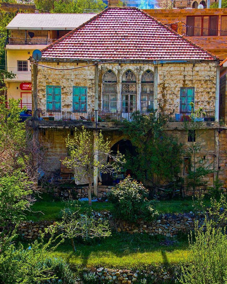 Picture-perfect house 🏡.... lebanon  lebanon_hdr  bcharre ... (Bcharré, Liban-Nord, Lebanon)