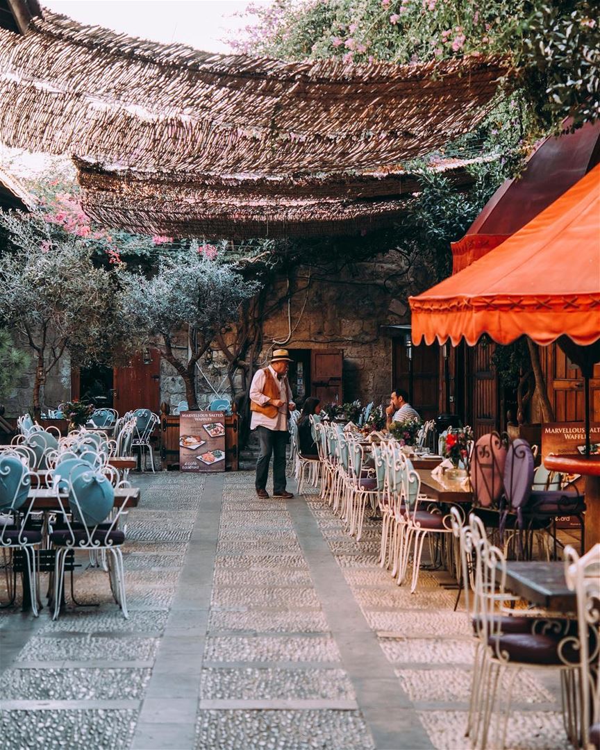 Pitoresco café nas ruas da antiga cidade de Byblos. Conhecida por ser a... (Byblos, Lebanon)
