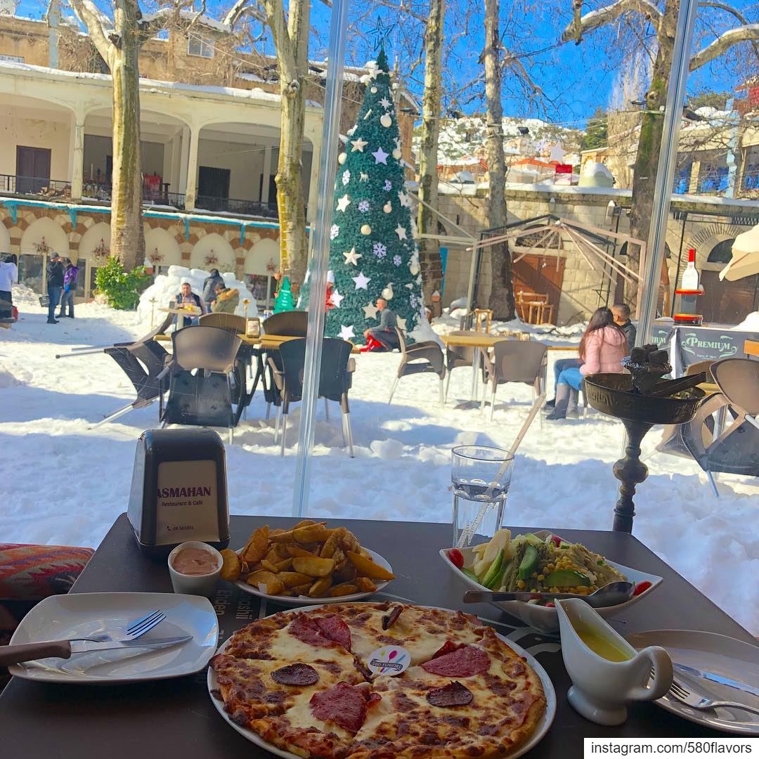 Pizza, fries & snow ❄️🍕 best snowy spread 😋😋  ehden @asmahan_group ..... (Ehden, Lebanon)