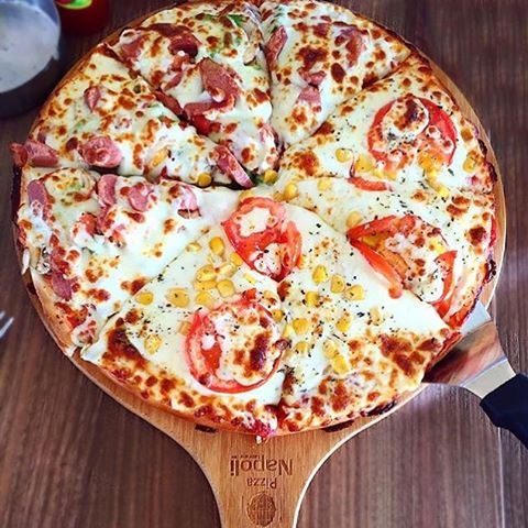 Pizzzzzaaaaa 🍕🍕 The cure to hunger 🍴 Credits to @marilyne_rizk  (Napoli Pizza Jbeil)
