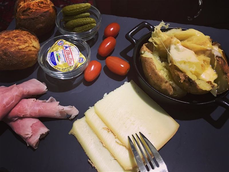 Plateau raclette express 😋😋 livelovefood  livelovebeirut  yummylebanon ... (Zahleh, Lebanon)