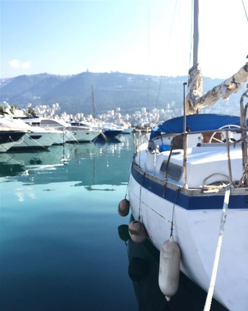 Plus bleu que le bleu de tes yeux, il y a cette eau bleue, reflétée par...