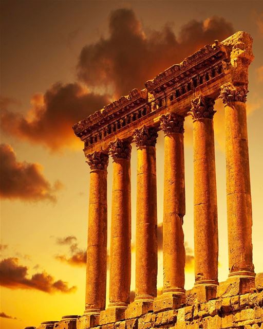 Pôr do sol em Baalbeck, antigamente conhecida como 'Cidade do Sol'. Templo... (Temple Of Jupiter - Baalbeck)