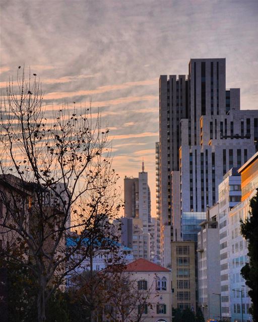 Pôr do sol sobre a moderna arquitetura de Beirute, fotografado por Khaled... (Downtown Beirut)