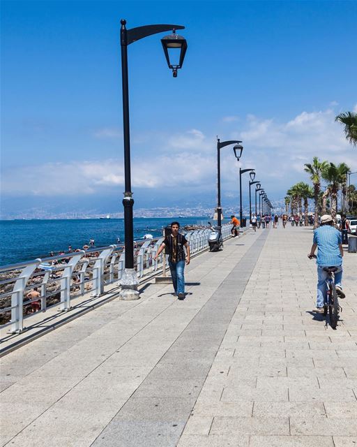 Porque não há nada melhor que um tranquilo passeio matinal pela avenida... (Beirut, Lebanon)