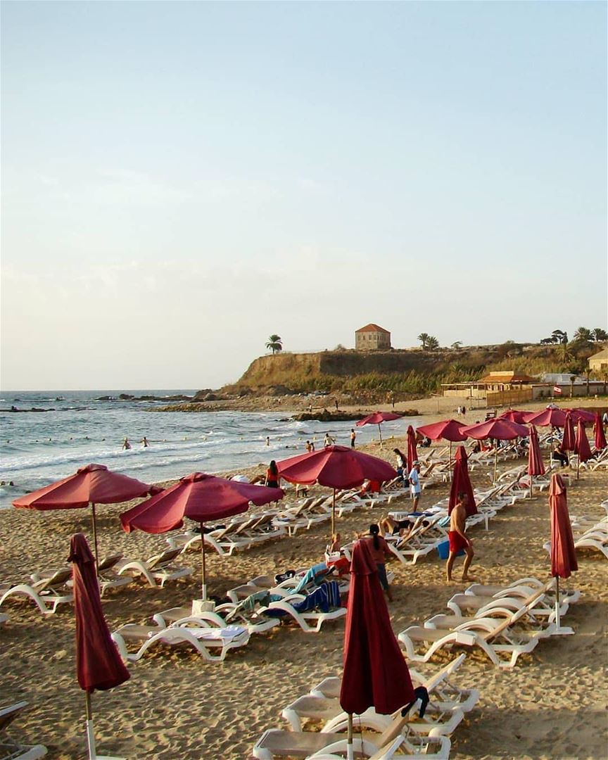 Praia privada do luxuoso resort Eddé Sands em Byblos. Quem não adoraria... (Eddésands Hotel & Wellness Resort)