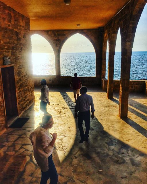 Pray beyond the Arches 🇱🇧❤️🇱🇧  livelovebatroun  livelovelebanon ... (Batroûn)
