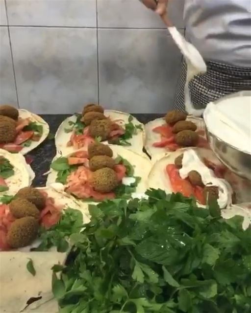 Preparando um apetitoso sanduíche de falafel. Obrigado pelo vídeo, @chaddou