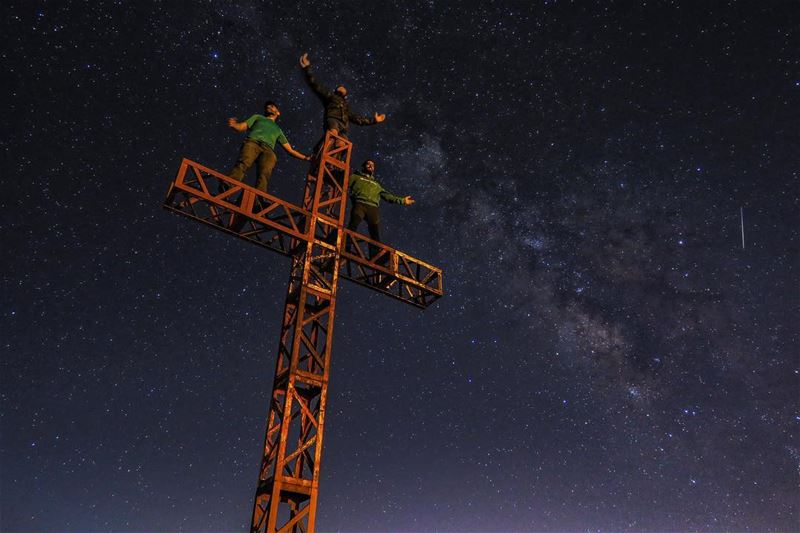 Price for this night? ✨🌌 Just few hours of hiking 😜 📸: @elias.ac