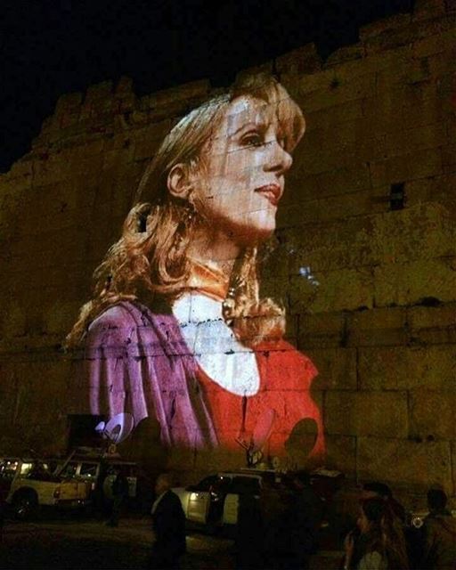 Projeções nas muralhas e templos de Baalbeck para celebrar o aniversário... (Baalbeck Temples)