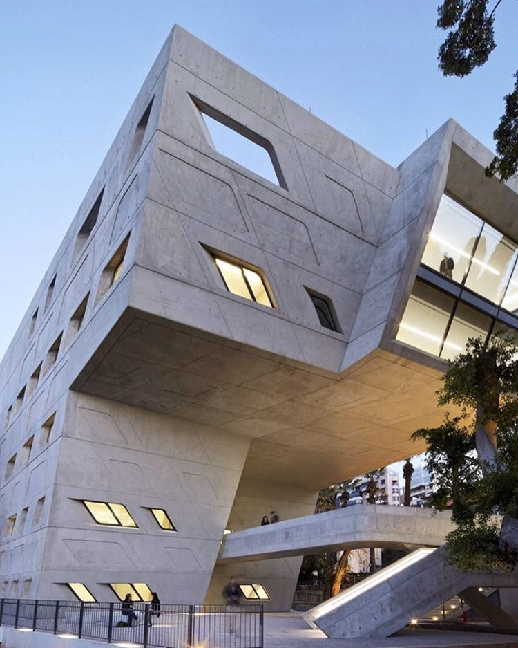 Projetado pela arquiteta Zaha Hadid, o edifício futurista do Instituto...