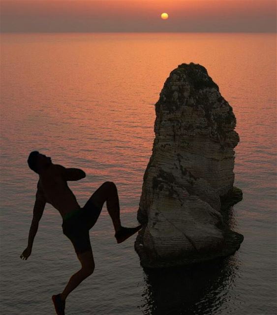  proudlylebanese  livelovebeirut  لبنان  lebanon_hdr  photooftheday ... (Pigeon Rock Beirut.)