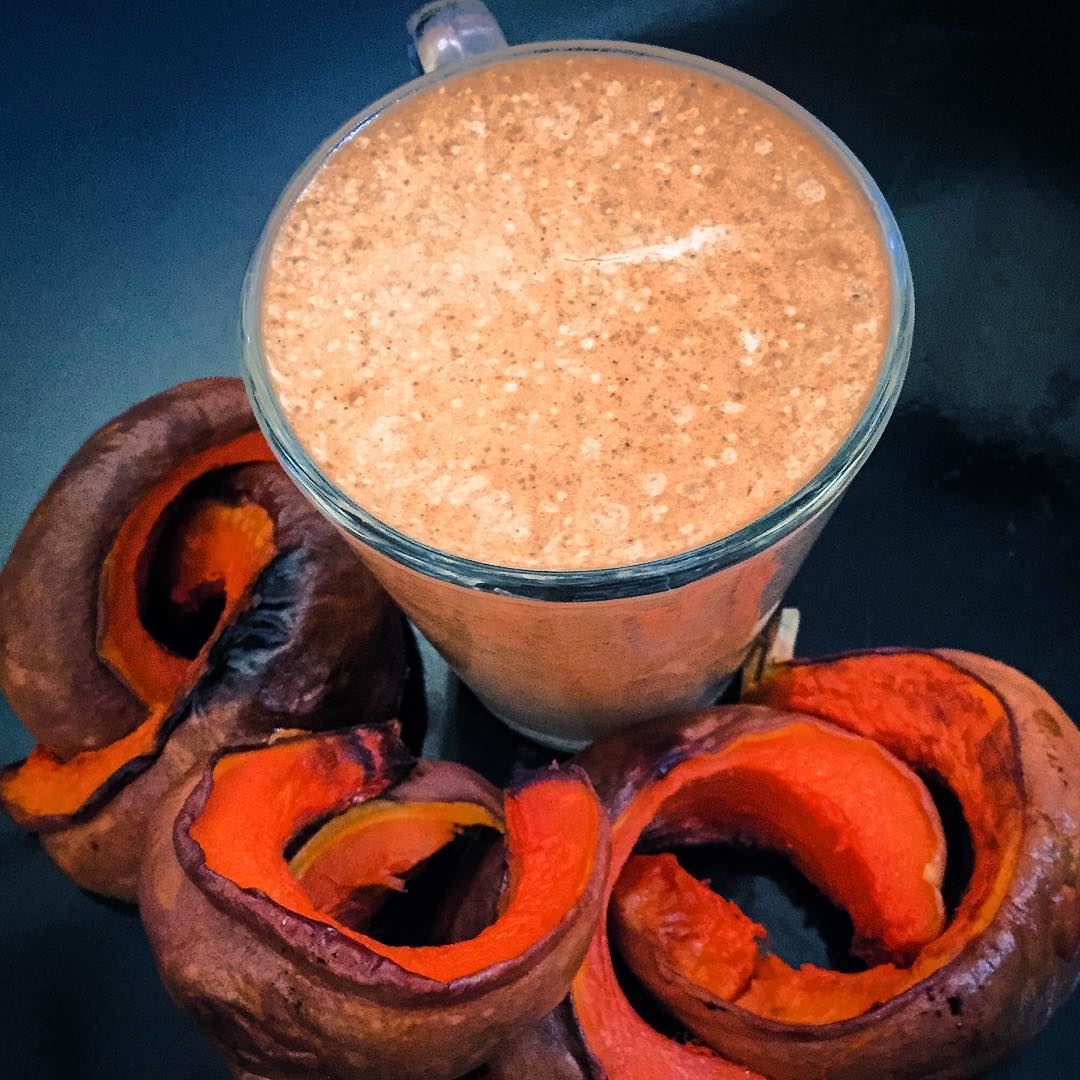 Pumpkin Spice Latte Milkshake 🤗 - The Healthy Way ☝🏼️:Blend a Big scoop...